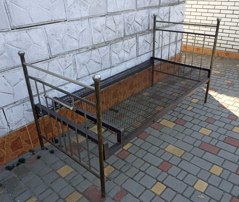 Кровать металлическая