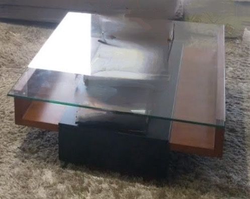 Mesa de centro madeira maciça e tampo de vidro. 2 gavetas nas laterais