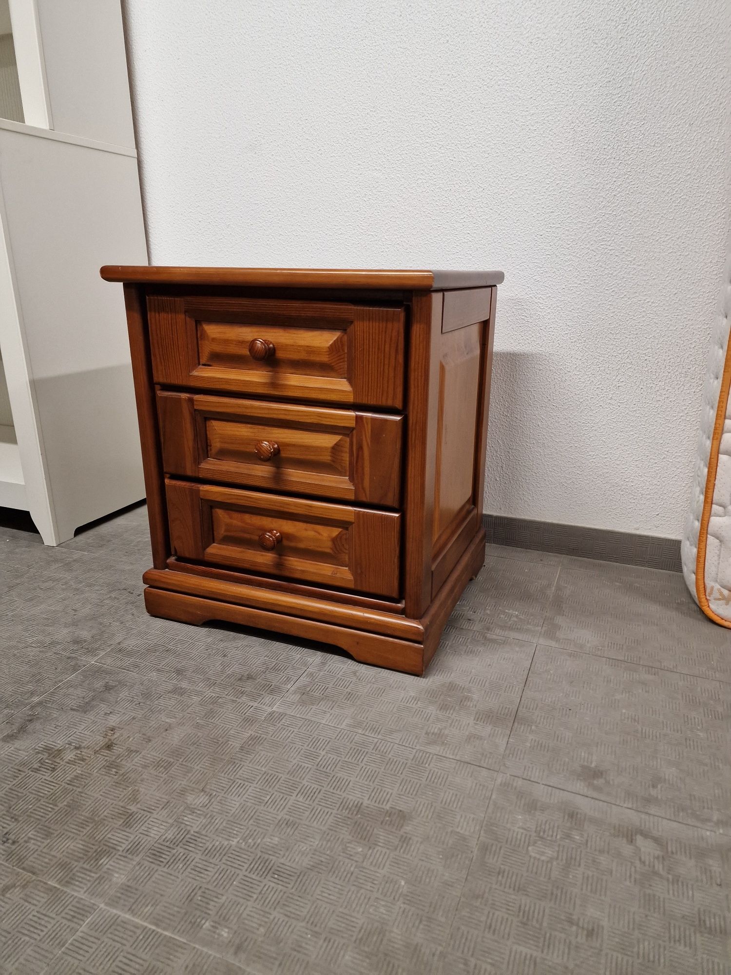 Conjunto Cama, Colchão e Mesa de Cabeceira