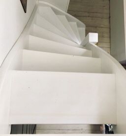 Schody drewniane białe skręcone wysokie