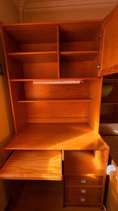 Mobília de estúdio completo, cama, secretária e roupeiro