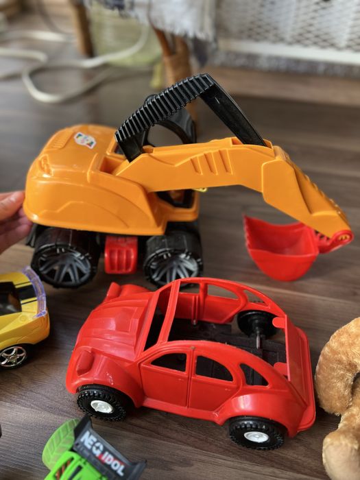 Іграшки, взуття, машинки