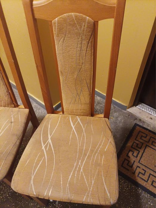 Sprzedaję komplet krzeseł.