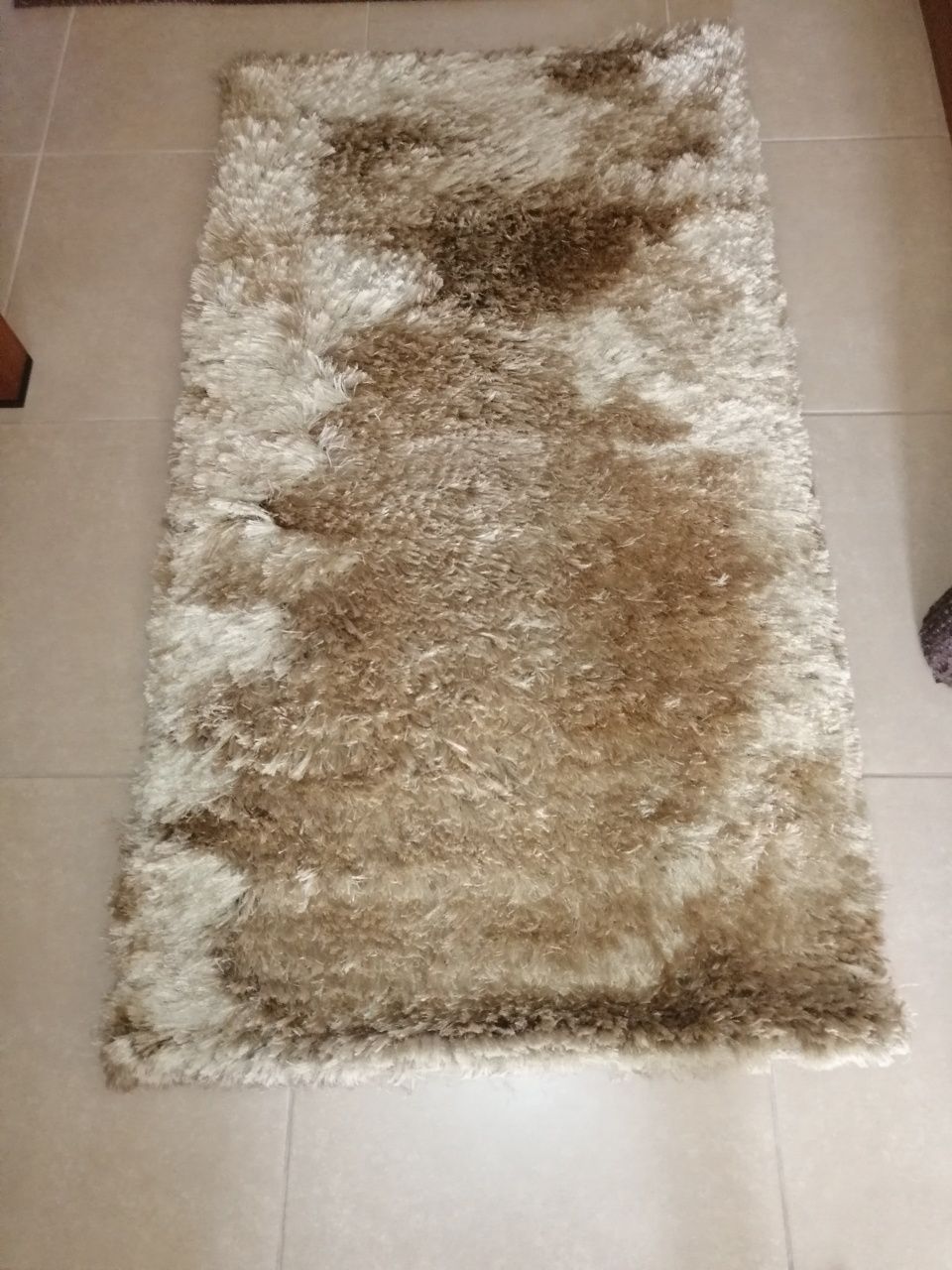 1 tapete  castanho com 60 cm por 1,2m, e 1 tapetao com 1m por 1,5m