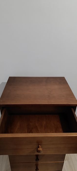 Cómoda com 5 gavetas em madeira