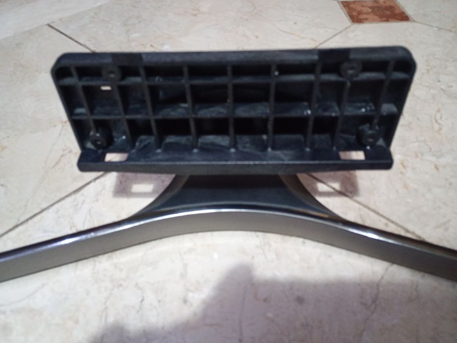 Stopa z podstawą to TV Samsung.
Używana, drobne rysy. Brak śrubek do m