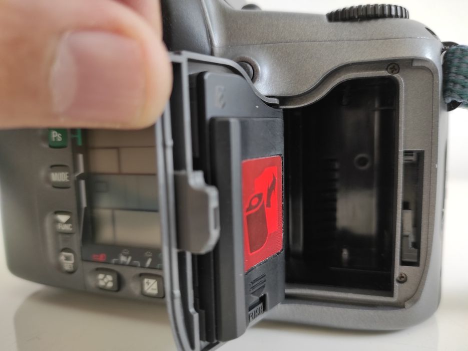 Máquina fotográfica Nikon Pronea 600i com objectiva Nikkor 24-70mm