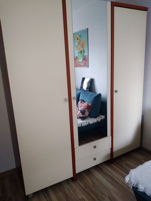 Duża szafa trzy drzwiowa z lustrem