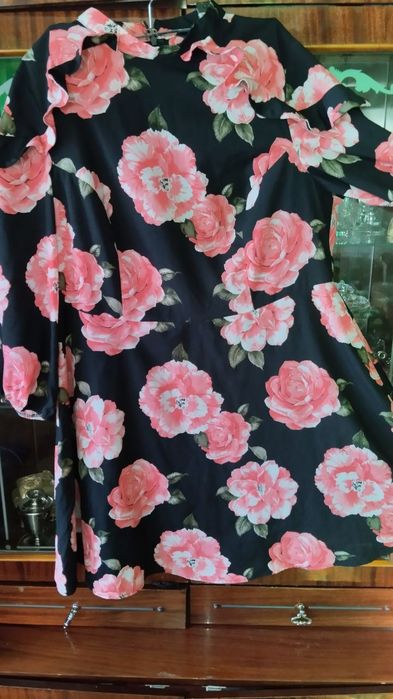 Дуже гарне нарядне плаття з квітковим принтом, розмір 50