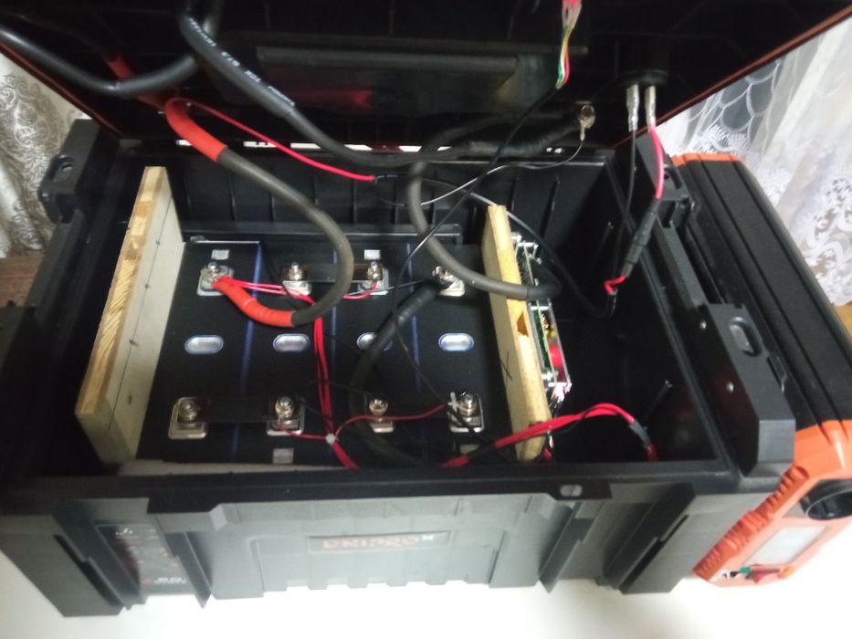 Зарядна станція на 1.8 Kв/год з потужністю 1500Wat