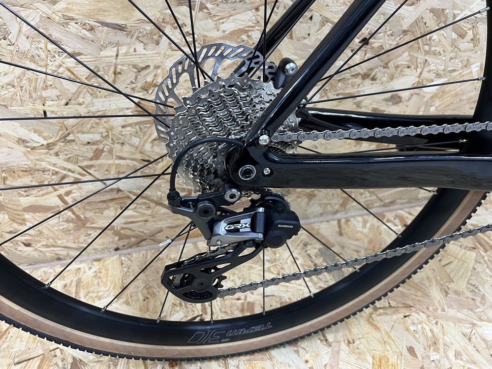 Bicicleta gravel carbono BXT - Cabos internos - Shimano GRX 2x11v