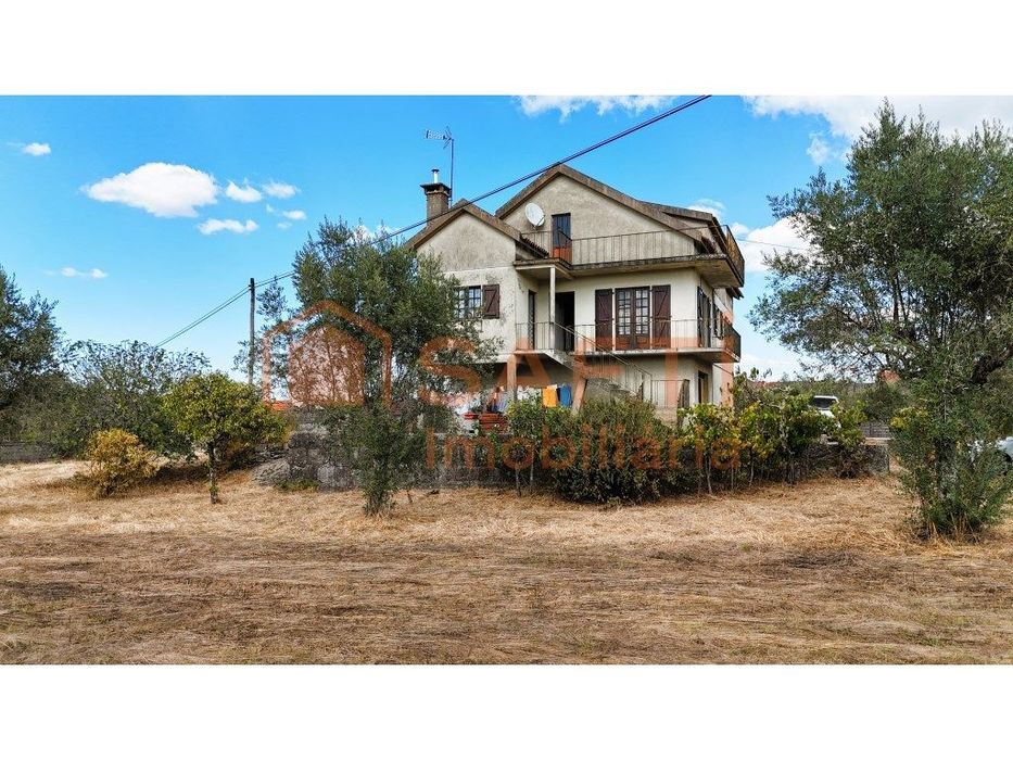 Moradia Isolada T3, Com Terreno Urbano, Em Lapa Do Lobo