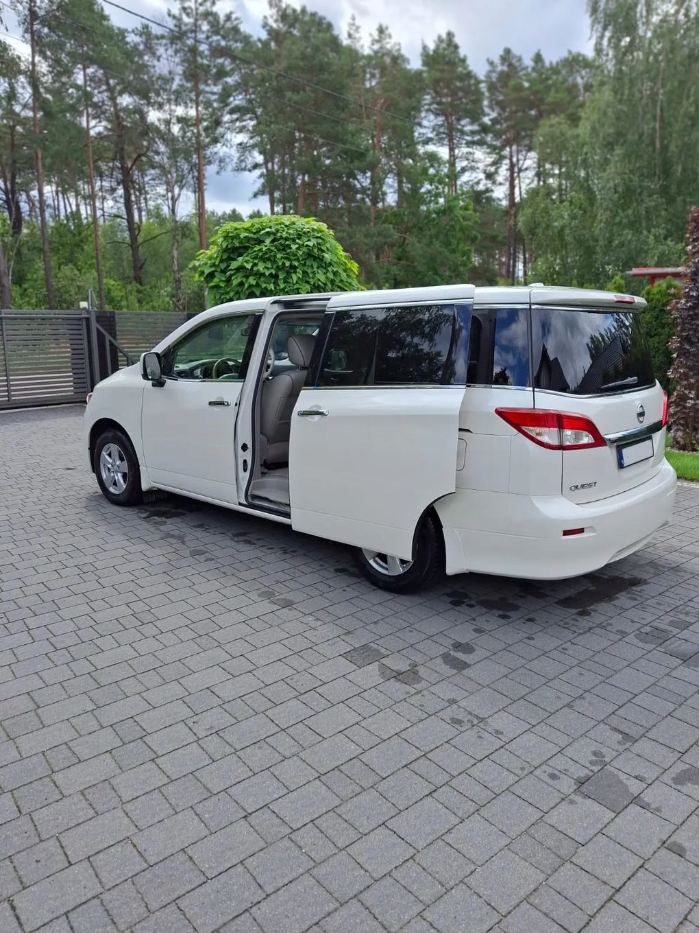 Nissan Quest Duży rodzinny, komfortowy.