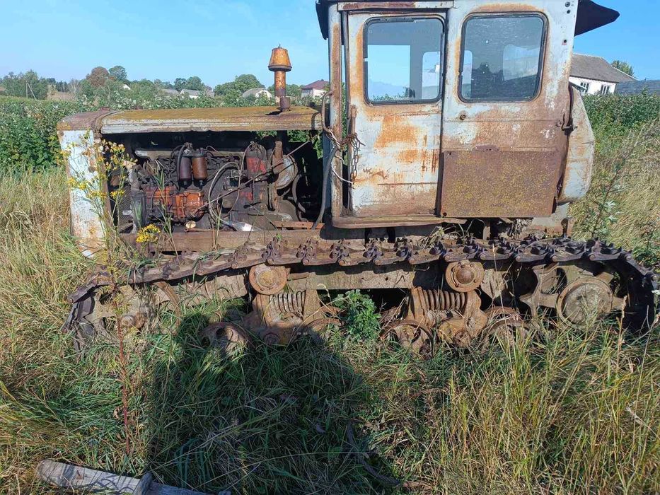 Трактор на ходу Т74