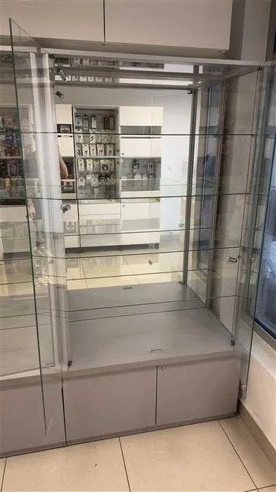 Witryna do ekspozycji komputerów i elektroniki – doskonały stan! Wawa