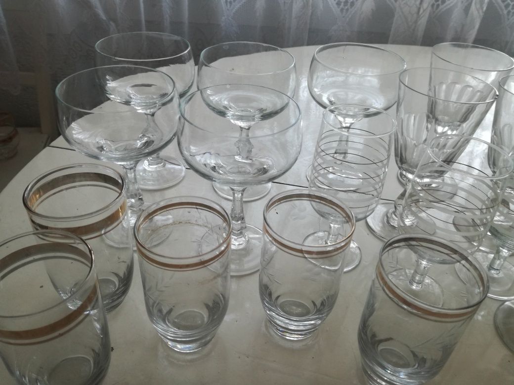Szkło: kieliszki różnego rodzaju, literatki, szklanki z PRL-36 szt