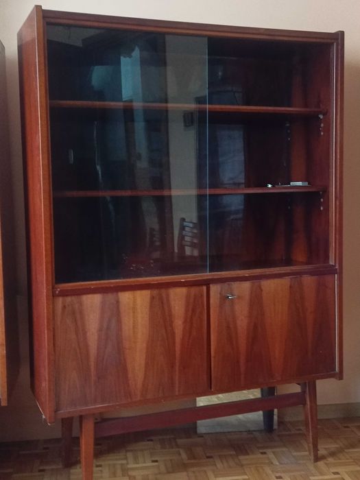 PRL lat 60 – tych. Biblioteczki, witryny i komoda