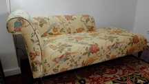 Sofá Chaiselongue. Estampado flores aves. Impecável. KA International.