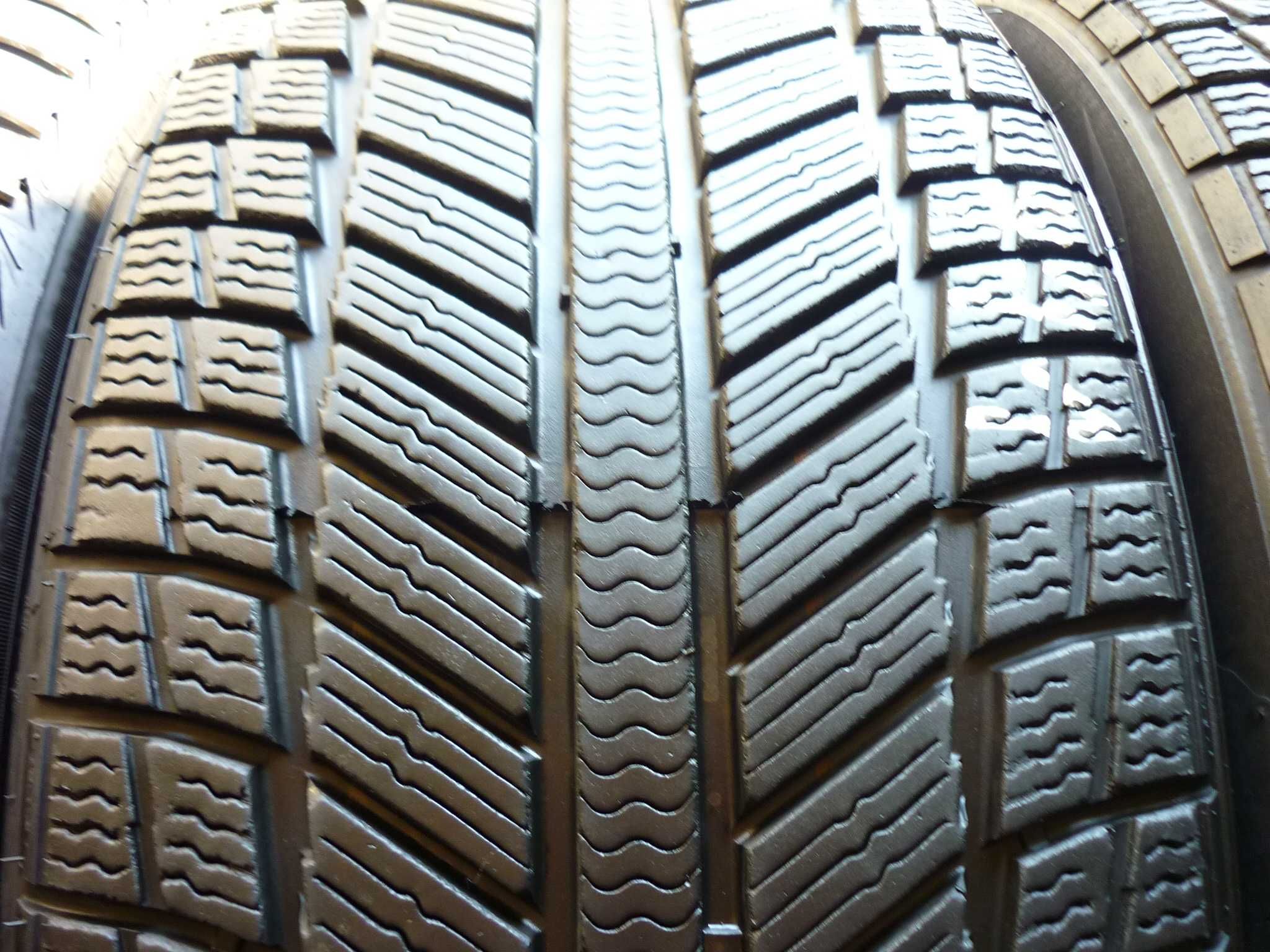 [441]  245/40/19 98W XL SYRON EVEREST 1+  2x8.7 2x7.5 mm