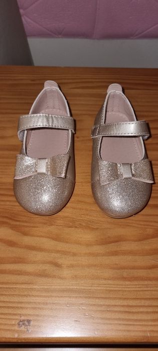 Lindos sapatos dourados brilhantes