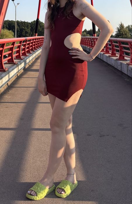 Zmysłowa sukienka bodycon z wycieciami po bokach, burgundowa