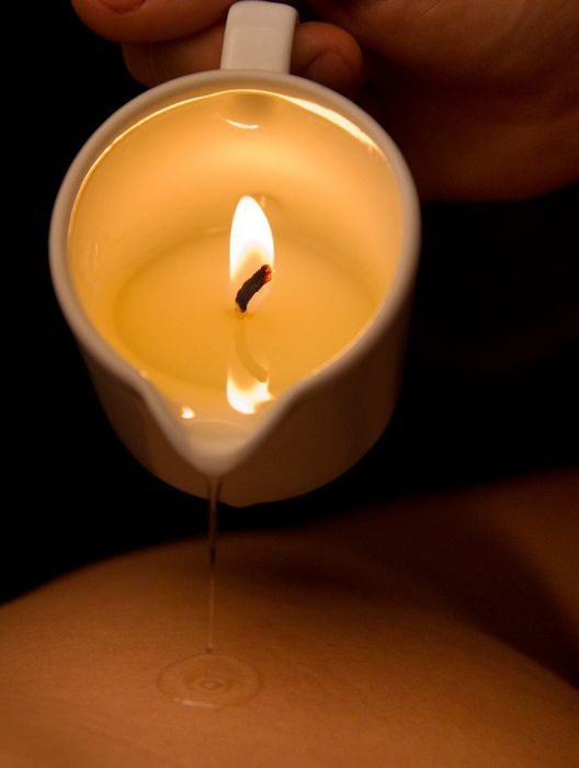 Massagens relaxantes com velas e óleos quentes.