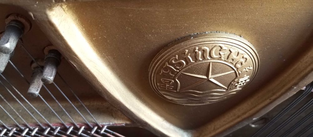 Piano de parede HSINGHAI, Bom estado.