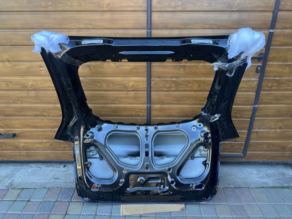 Кришка багажника tesla model Y під фарбування