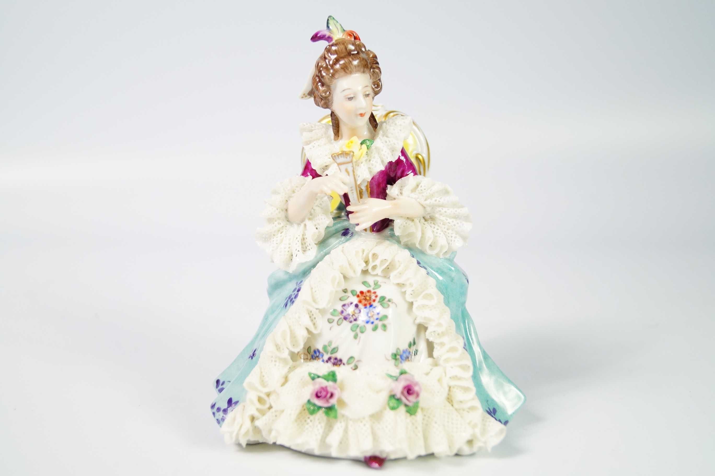 Piękna porcelanowa figura VOLKSTEDT rokoko dama na krześle