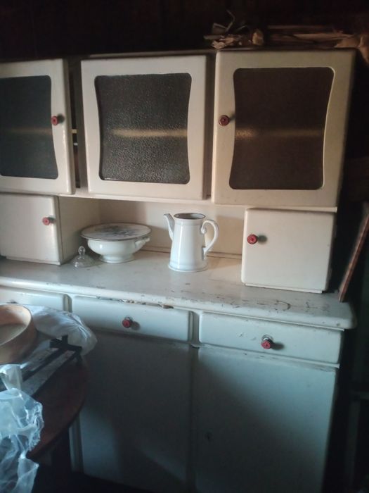 Stary kredens z czasów prl