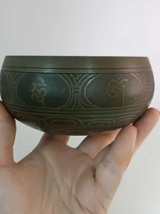 Tigela tibetana em metal com decoração relevada