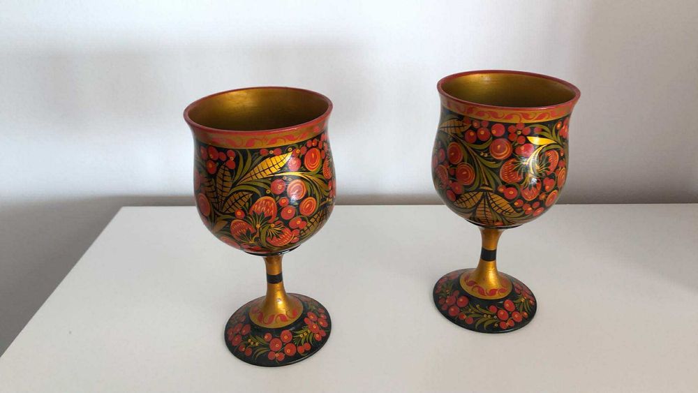Dois copos de madeira russos pintados à mão em arte popular Khokhloma