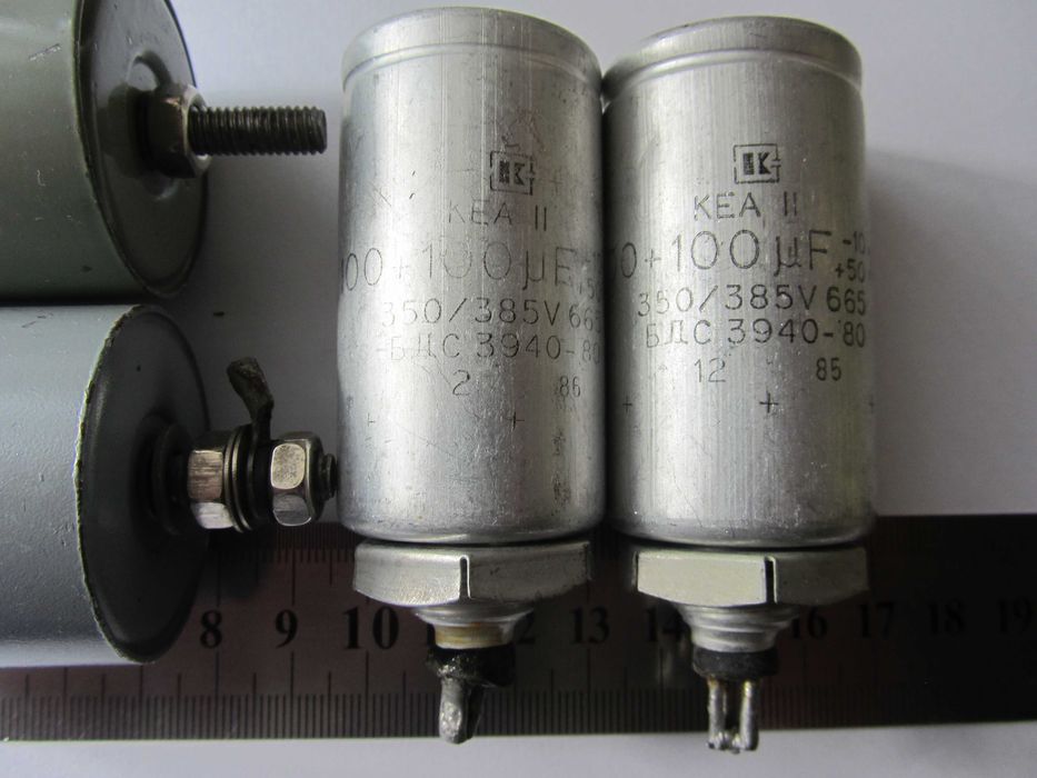Продаються конденсатори .