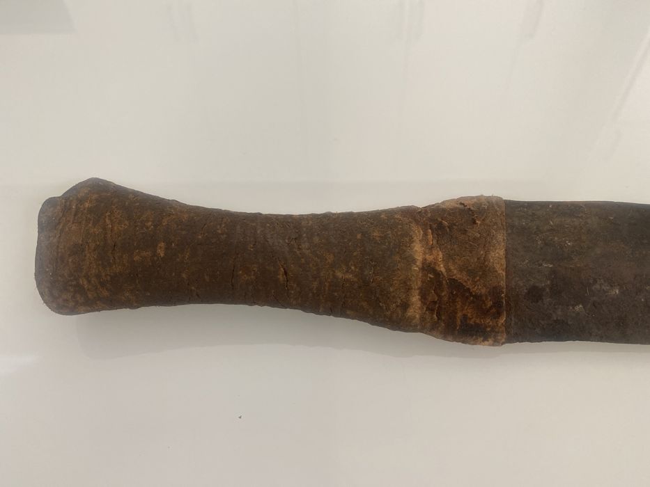 Antiguidade - Faca africana muito antiga e bainha em pele