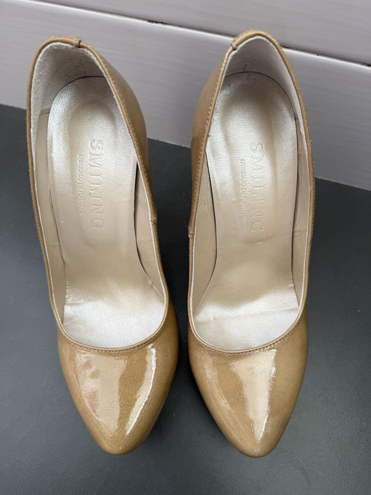 Sapatos salto alto com plataforma.