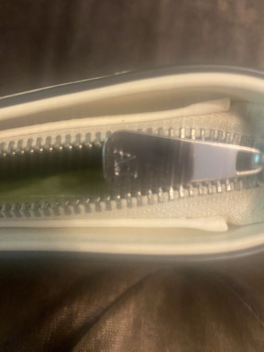 Mala da marca Armani Jeans.