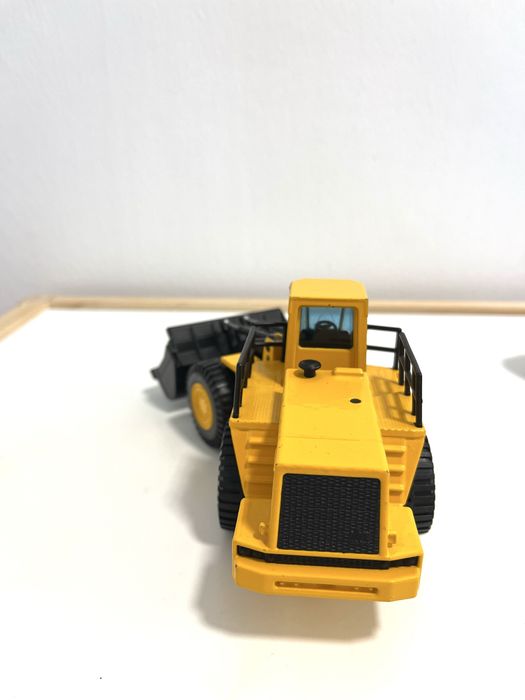 Іграшковий трактор Volvo L320 Joal