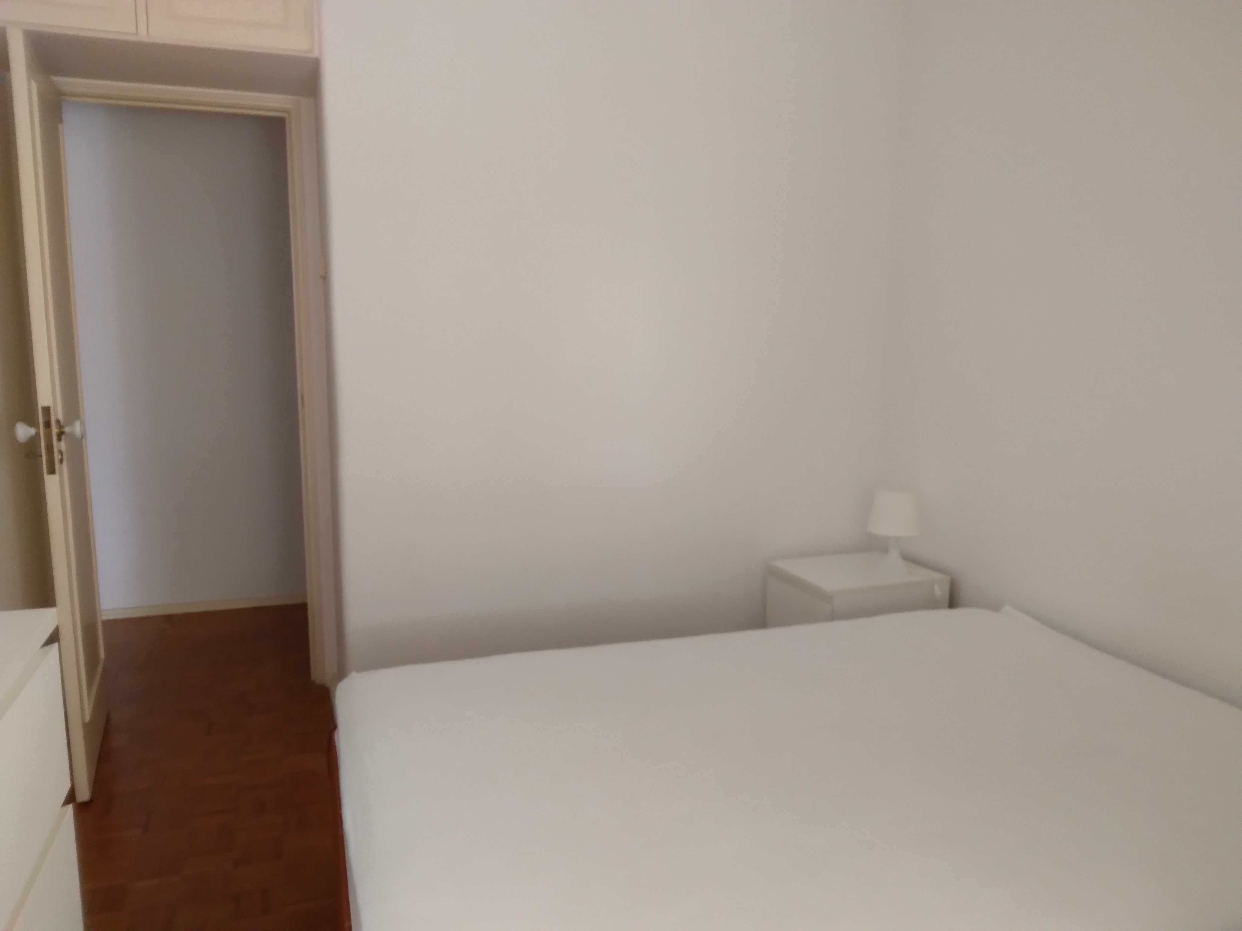 quarto_estudante universitária_Sete Rios
