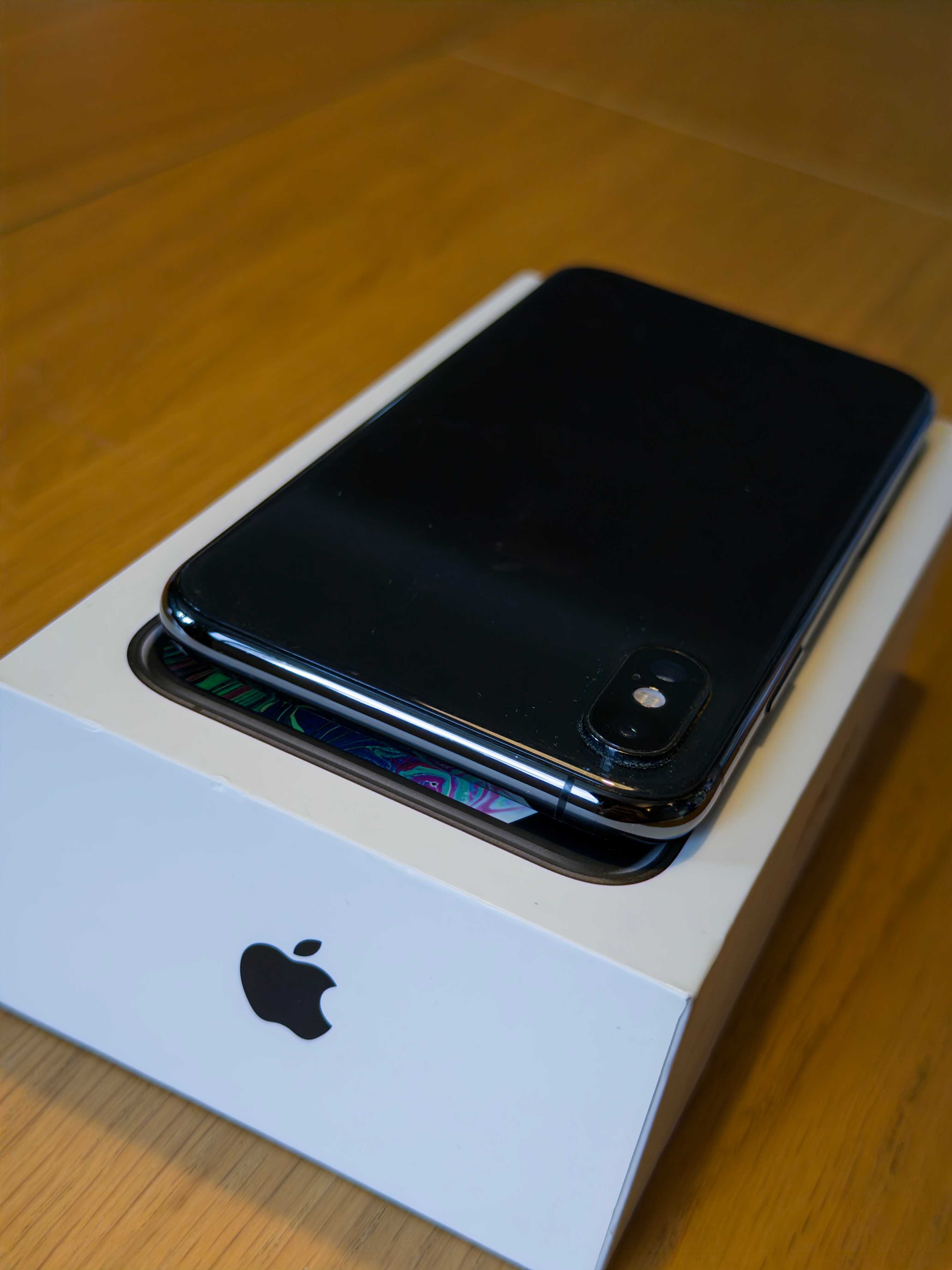 iPhone XS 64 GB z obudową Spigen