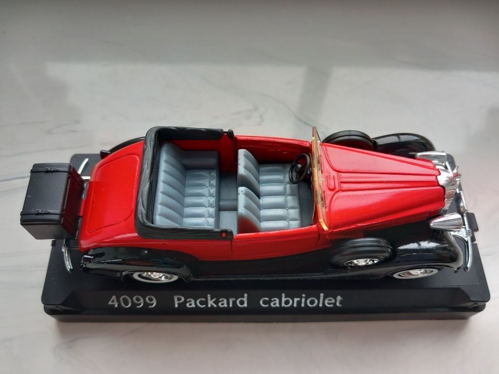 Kolekcjonerski model auta Packard cabriolet.