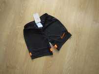 NIKE nowe krótkie spodenki rozm.128-134