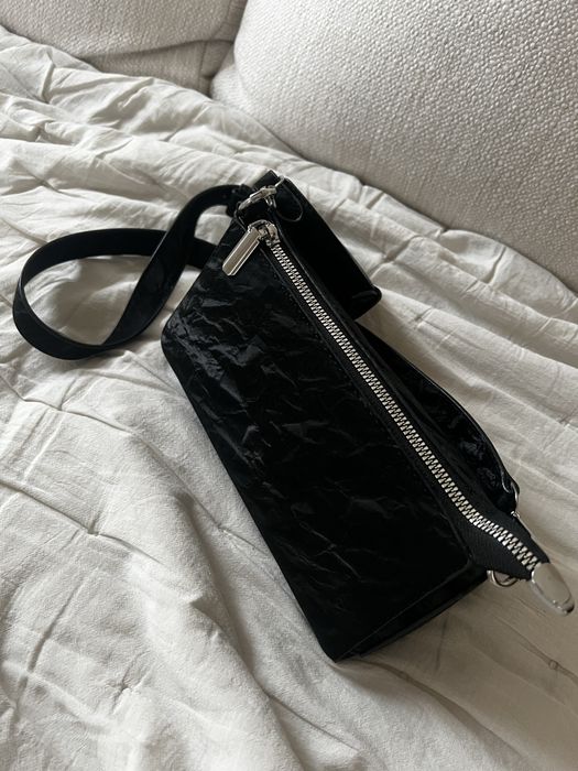 Trójkątna czarna torebka baguette