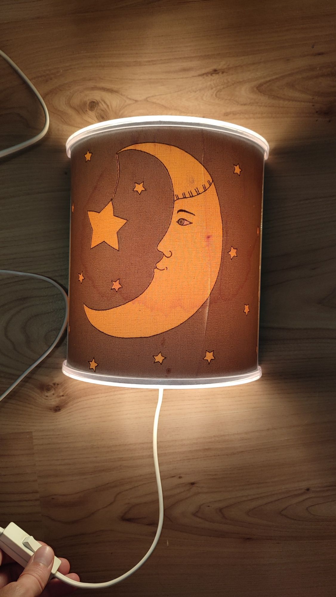 Lampa, lampka na ścianę dziecięca z księżycem. Niebieska z żółtymi gwi