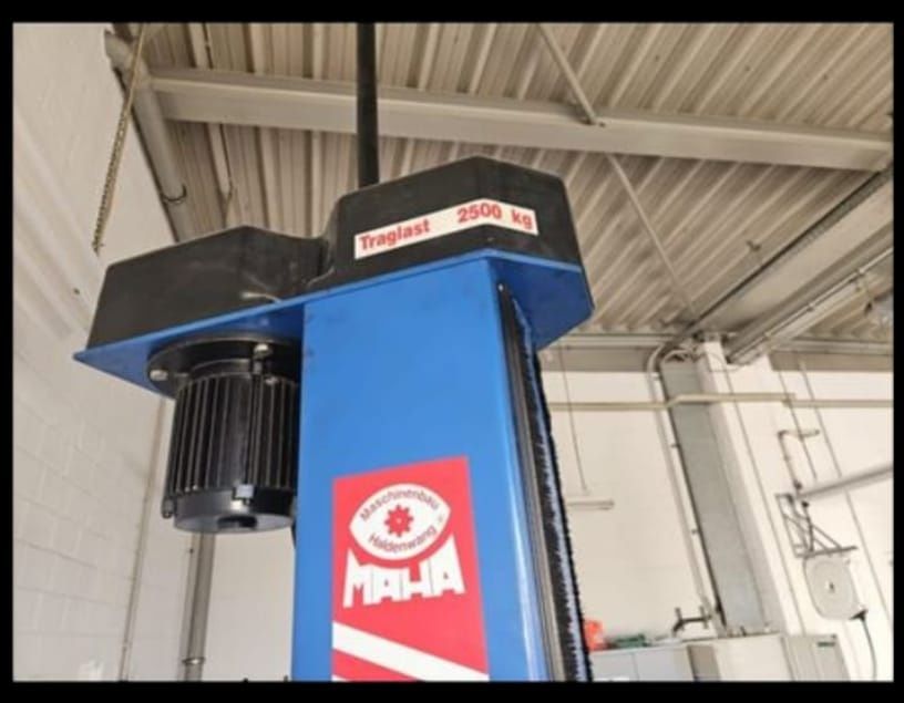 Podnośnik  dwukolumnowy  2500 kg