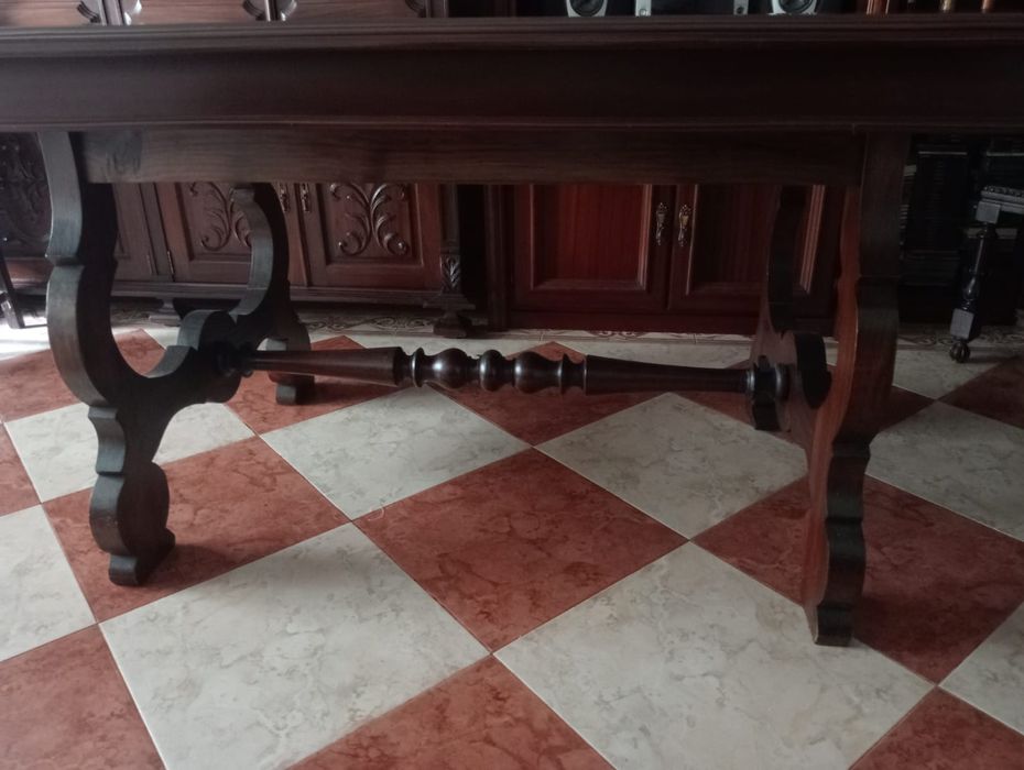 Mesa de sala de estar em madeira