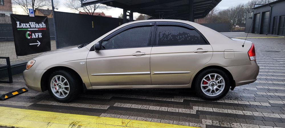 Продам авто кіа  в гарному стані світлий салон