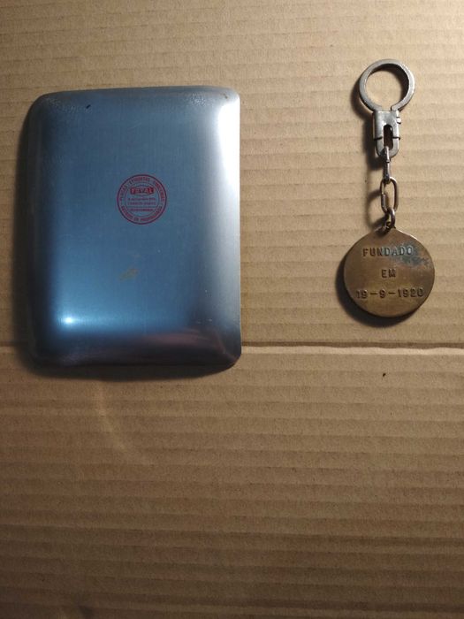 Cinzeiro e porta chaves sobre Bombeiros