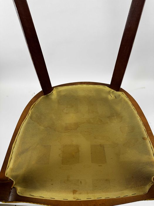 Stare piękne krzesło drewniane z obiciem.