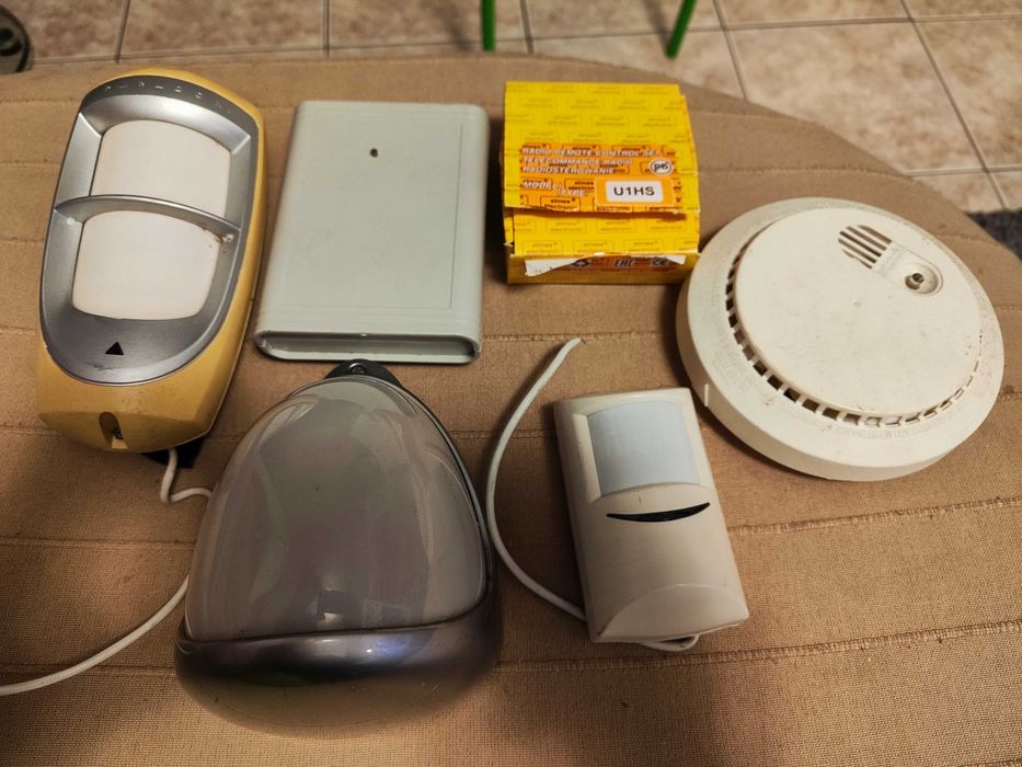 czujki z demontażu i inne elementy alarmu