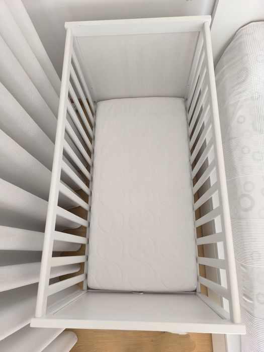 Berço IKEA Sundvik + colchão skönast + resguardos